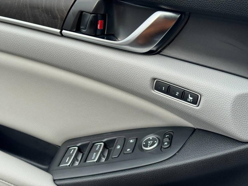 Honda Accord Sedan Vehicle Full-screen Gallery Image 23