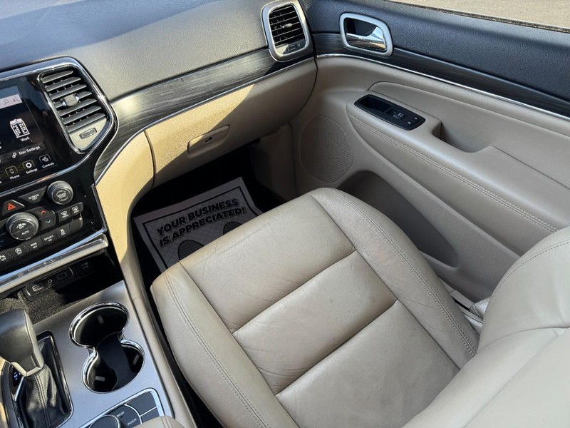 Jeep Grand Cherokee Vehicle Full-screen Gallery Image 15