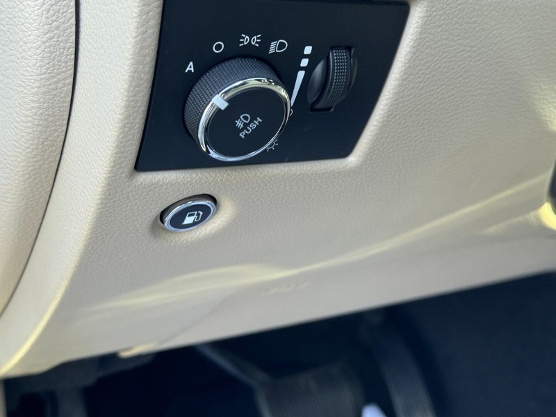 Jeep Grand Cherokee Vehicle Full-screen Gallery Image 16