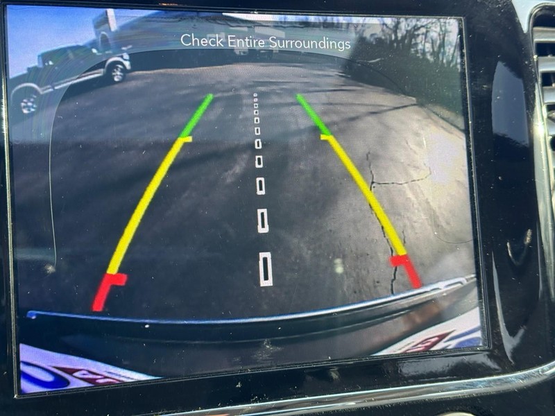 Jeep Grand Cherokee Vehicle Full-screen Gallery Image 21