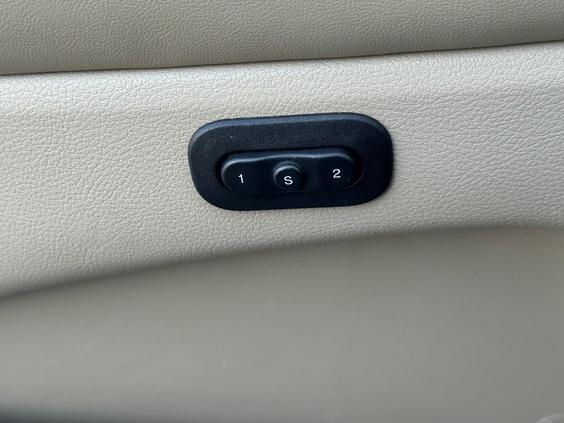 Jeep Grand Cherokee Vehicle Full-screen Gallery Image 24