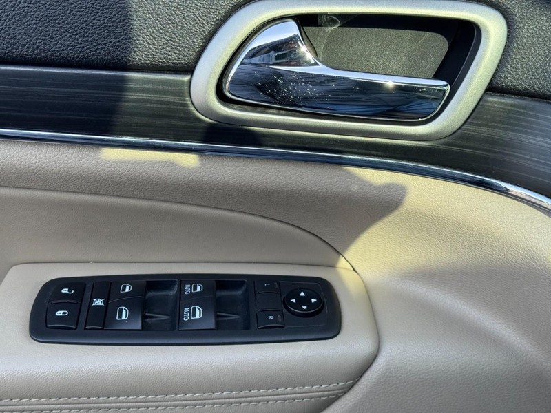 Jeep Grand Cherokee Vehicle Full-screen Gallery Image 25