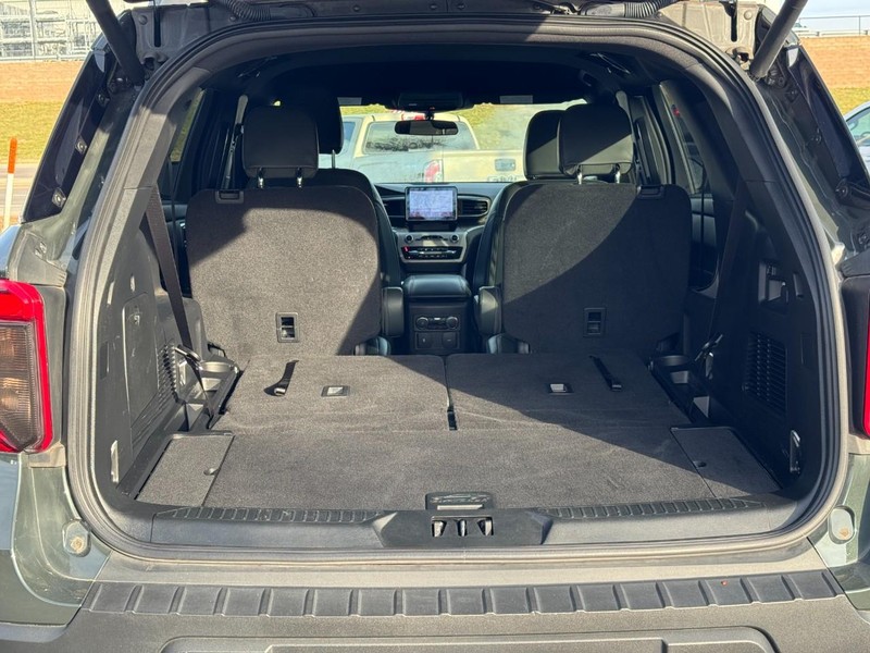 Ford Explorer Vehicle Full-screen Gallery Image 04