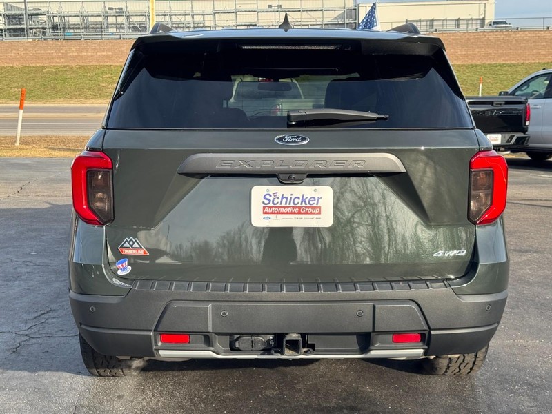 Ford Explorer Vehicle Full-screen Gallery Image 05