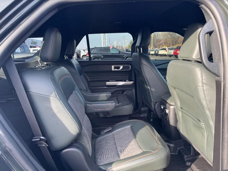 Ford Explorer Vehicle Full-screen Gallery Image 10