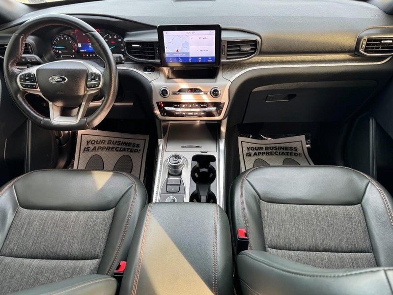 Ford Explorer Vehicle Full-screen Gallery Image 11