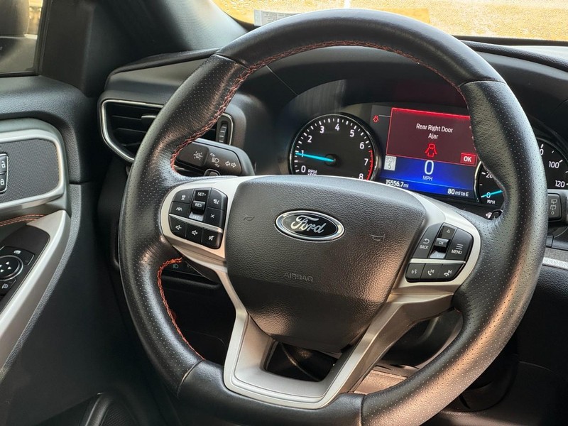 Ford Explorer Vehicle Full-screen Gallery Image 12