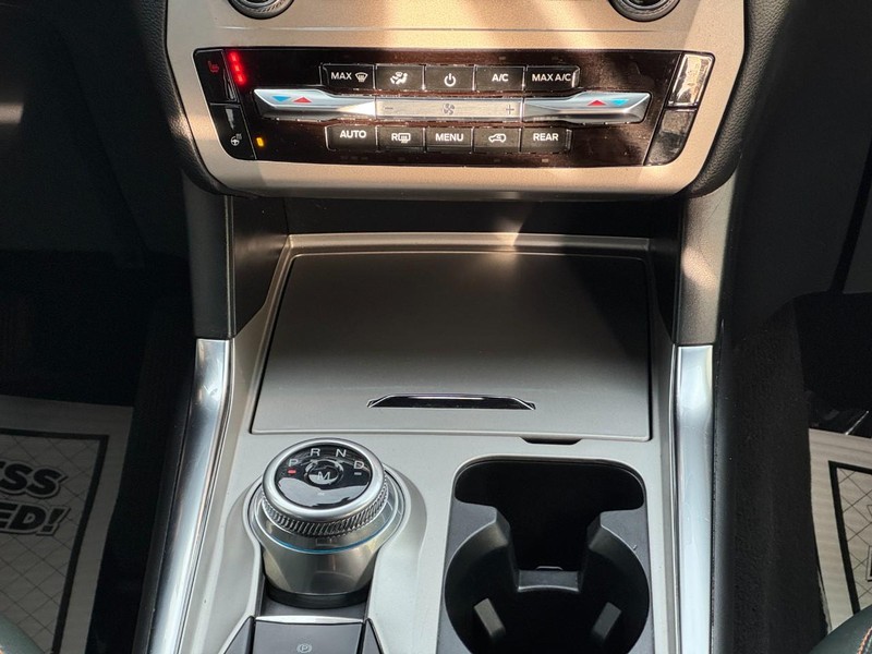 Ford Explorer Vehicle Full-screen Gallery Image 14