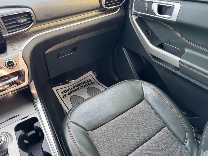 Ford Explorer Vehicle Full-screen Gallery Image 15