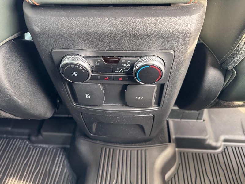 Ford Explorer Vehicle Full-screen Gallery Image 16