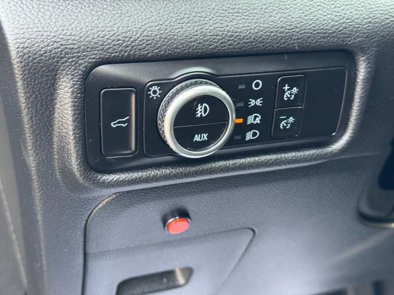 Ford Explorer Vehicle Full-screen Gallery Image 17