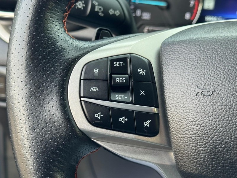 Ford Explorer Vehicle Full-screen Gallery Image 18