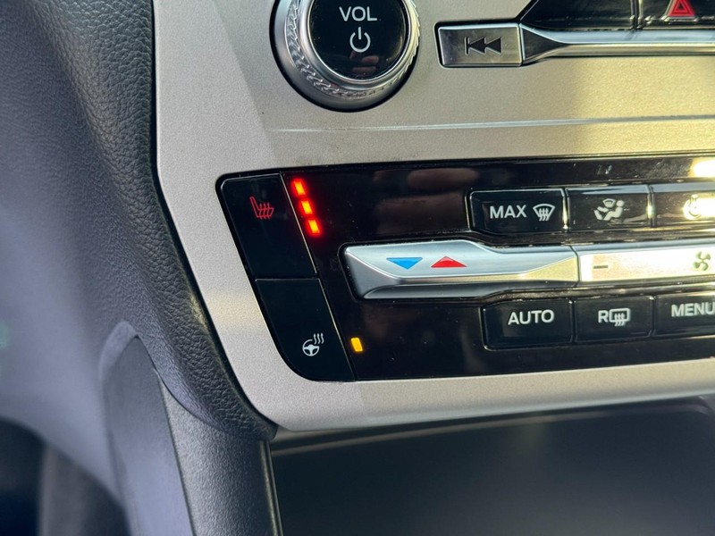 Ford Explorer Vehicle Full-screen Gallery Image 23