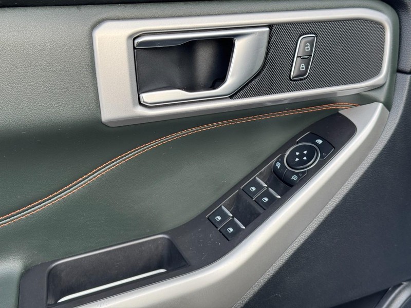 Ford Explorer Vehicle Full-screen Gallery Image 25