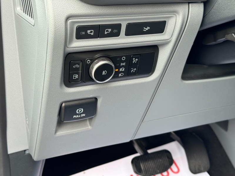 Ford F-150 Vehicle Full-screen Gallery Image 18