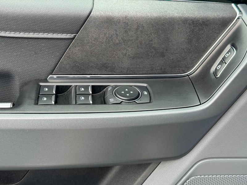 Ford F-150 Vehicle Full-screen Gallery Image 26