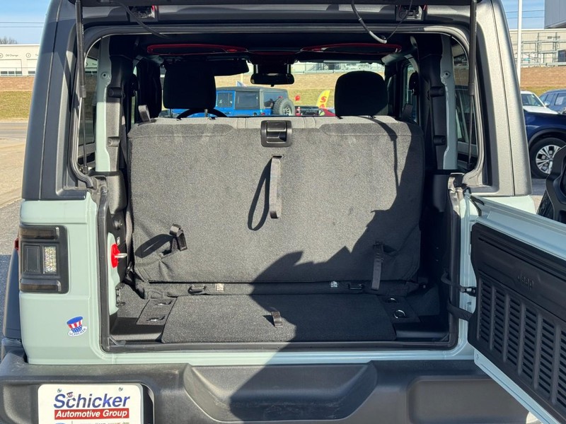 Jeep Wrangler Vehicle Full-screen Gallery Image 04