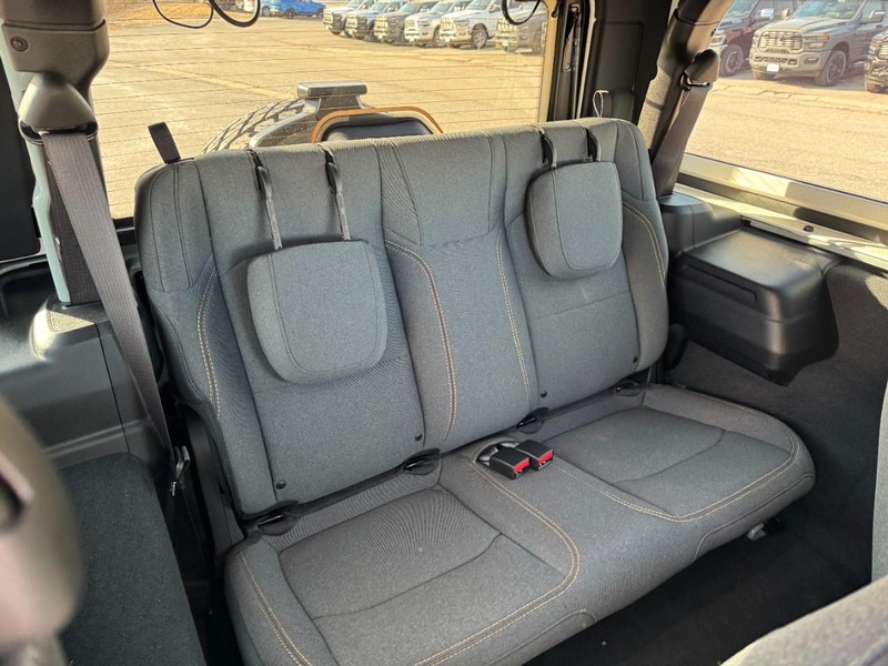 Jeep Wrangler Vehicle Full-screen Gallery Image 10