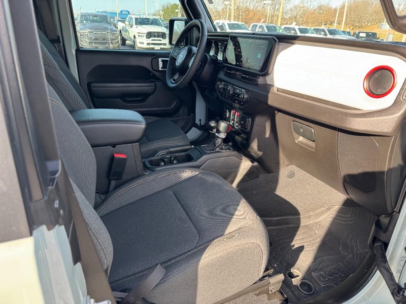 Jeep Wrangler Vehicle Full-screen Gallery Image 11