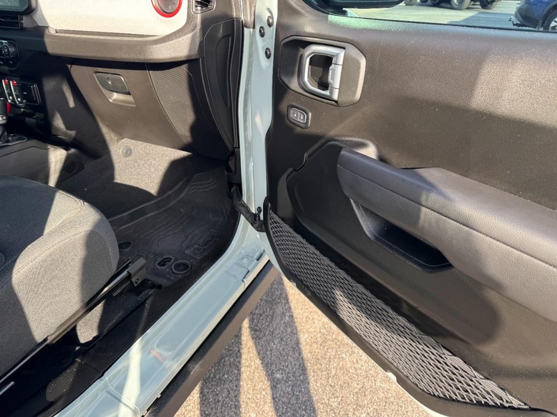 Jeep Wrangler Vehicle Full-screen Gallery Image 12