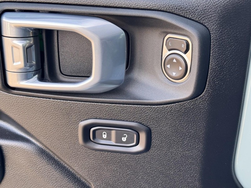 Jeep Wrangler Vehicle Full-screen Gallery Image 21