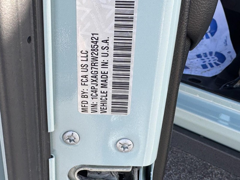 Jeep Wrangler Vehicle Full-screen Gallery Image 23