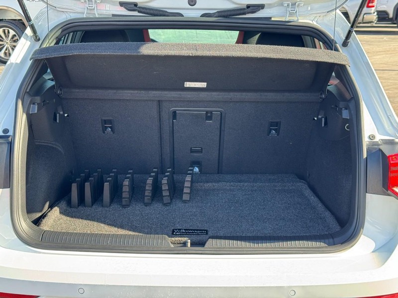 Volkswagen Golf GTI Vehicle Full-screen Gallery Image 04