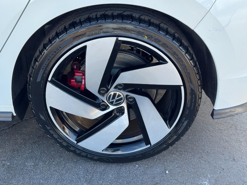 Volkswagen Golf GTI Vehicle Full-screen Gallery Image 07