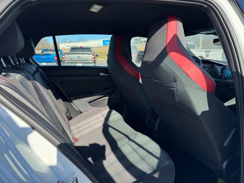 Volkswagen Golf GTI Vehicle Full-screen Gallery Image 10