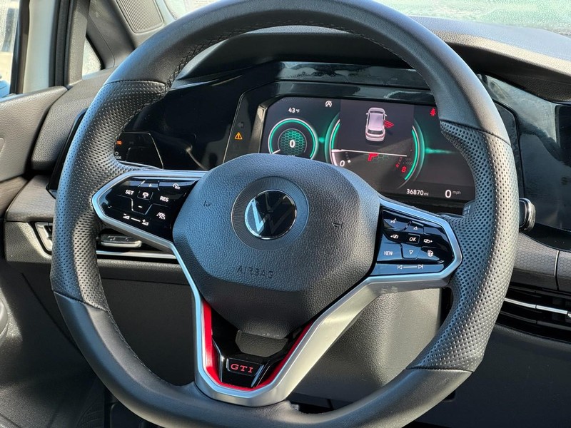 Volkswagen Golf GTI Vehicle Full-screen Gallery Image 12