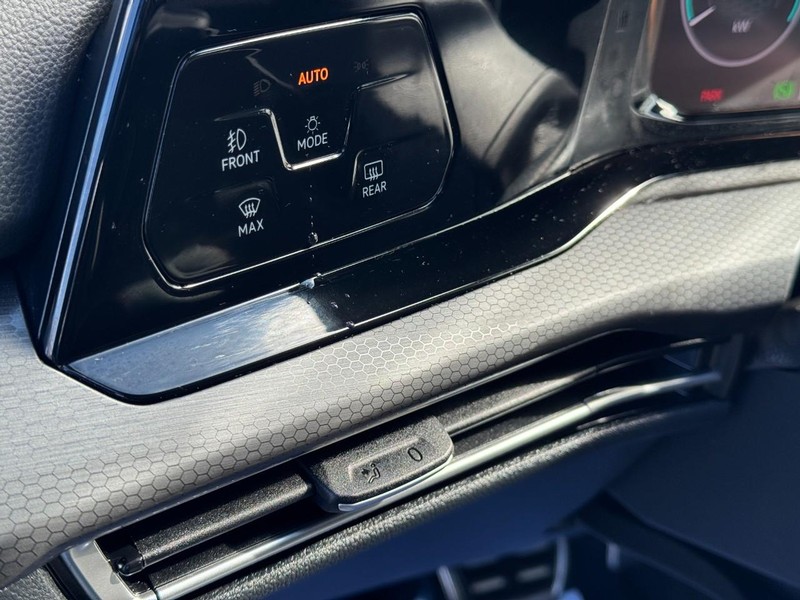 Volkswagen Golf GTI Vehicle Full-screen Gallery Image 17