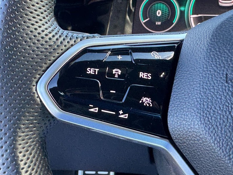 Volkswagen Golf GTI Vehicle Full-screen Gallery Image 18