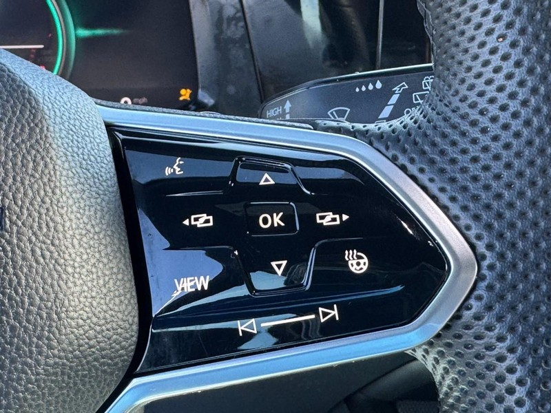 Volkswagen Golf GTI Vehicle Full-screen Gallery Image 19