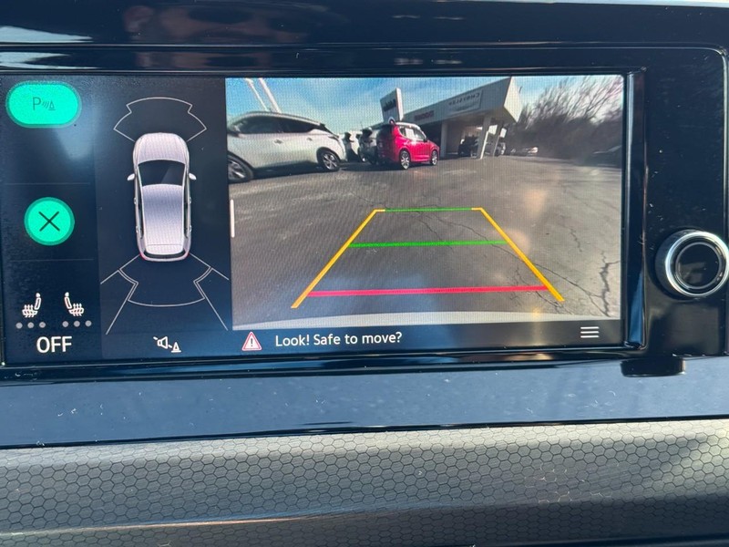 Volkswagen Golf GTI Vehicle Full-screen Gallery Image 21