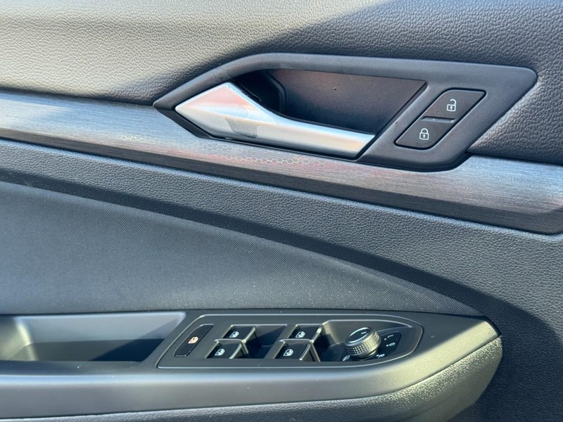 Volkswagen Golf GTI Vehicle Full-screen Gallery Image 22