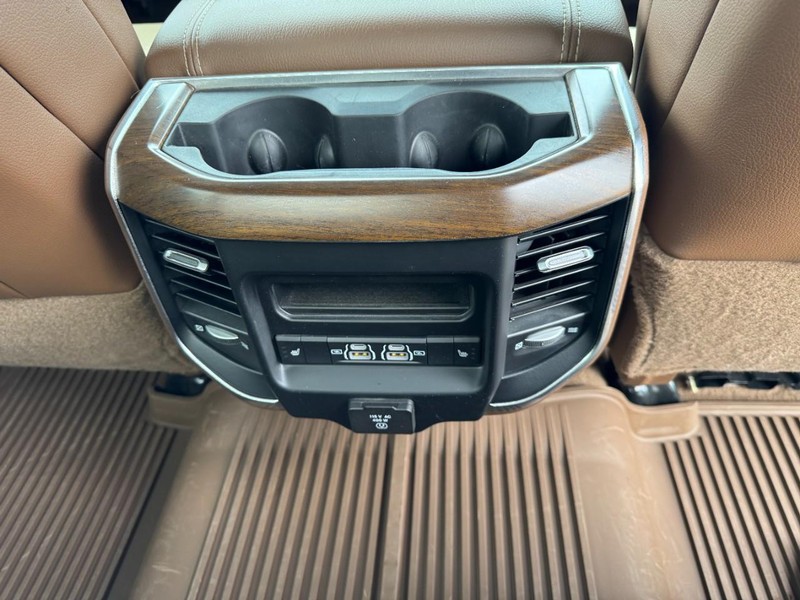 Ram 2500 Vehicle Full-screen Gallery Image 15