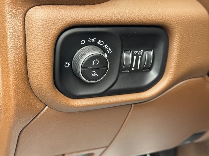 Ram 2500 Vehicle Full-screen Gallery Image 16