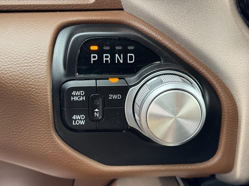 Ram 2500 Vehicle Full-screen Gallery Image 21