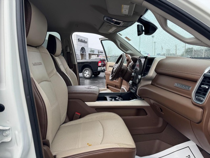 Ram 2500 Vehicle Full-screen Gallery Image 26