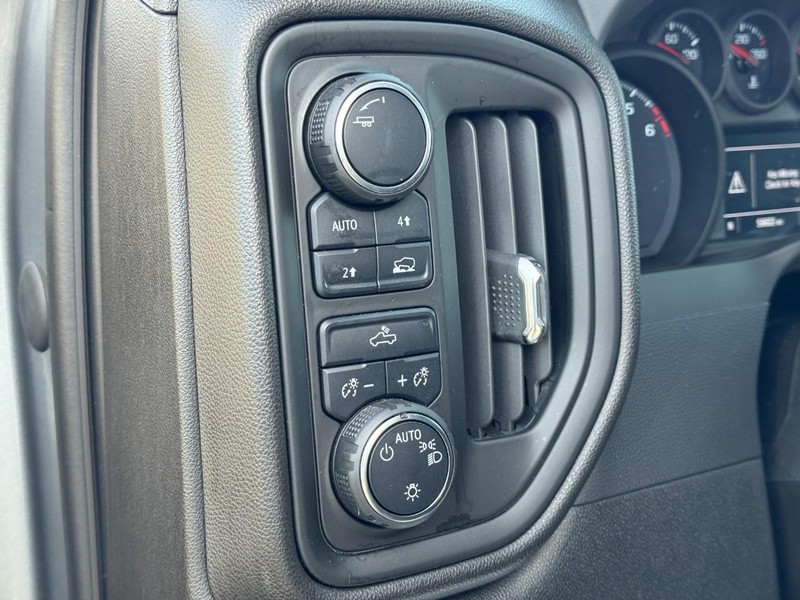 Chevrolet Silverado 1500 Vehicle Full-screen Gallery Image 16