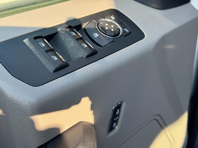 Ford F-150 Vehicle Full-screen Gallery Image 16