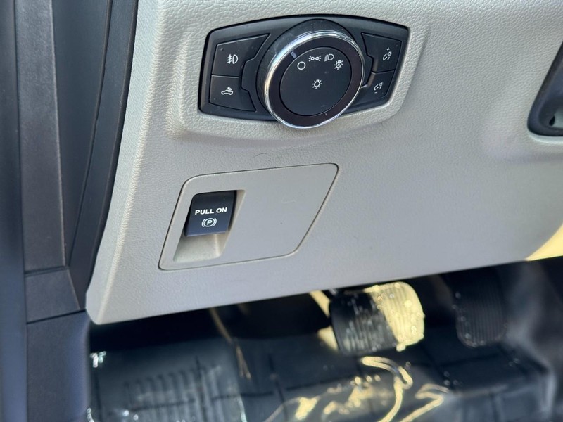 Ford F-150 Vehicle Full-screen Gallery Image 17