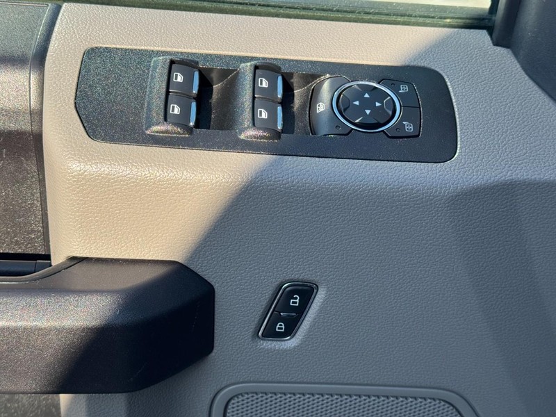 Ford F-150 Vehicle Full-screen Gallery Image 23