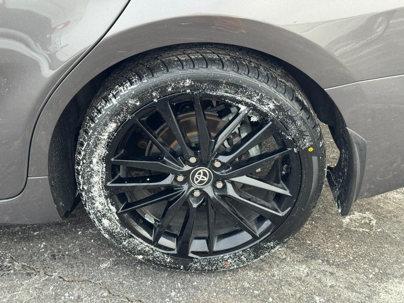 Toyota Camry Vehicle Full-screen Gallery Image 06