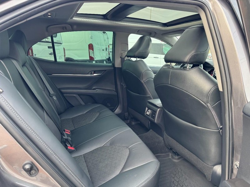 Toyota Camry Vehicle Full-screen Gallery Image 09