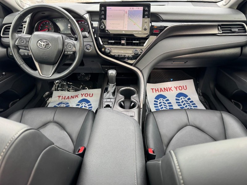 Toyota Camry Vehicle Full-screen Gallery Image 10