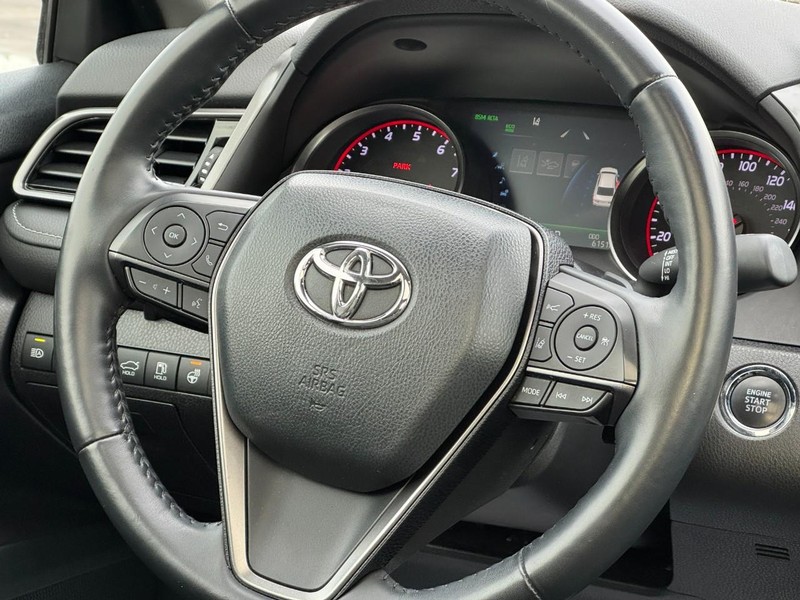 Toyota Camry Vehicle Full-screen Gallery Image 11