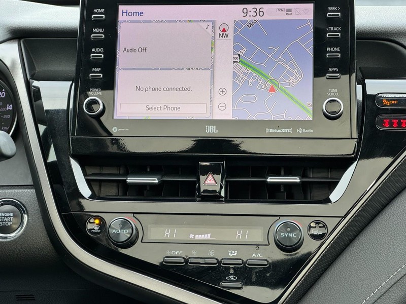 Toyota Camry Vehicle Full-screen Gallery Image 12