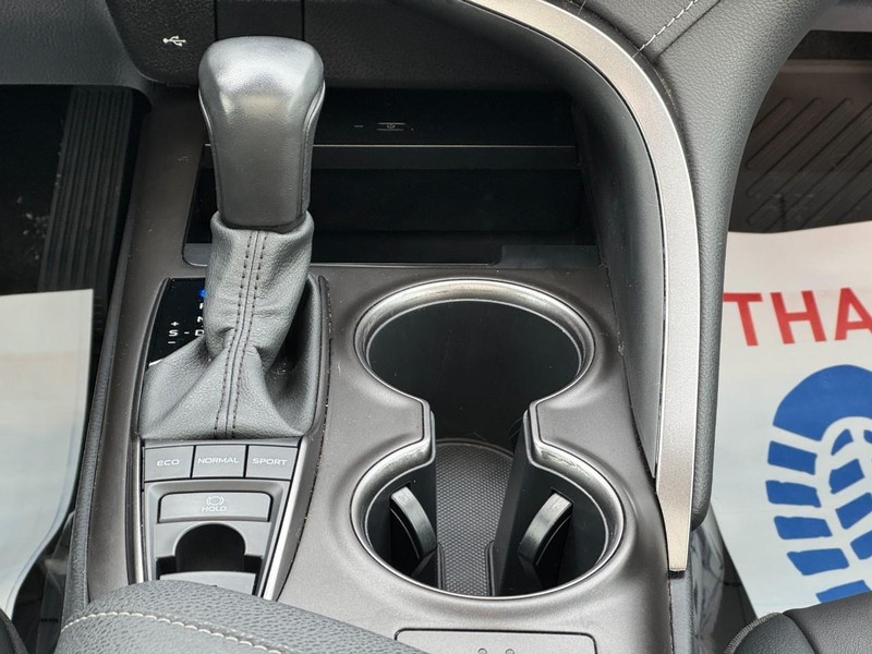 Toyota Camry Vehicle Full-screen Gallery Image 13