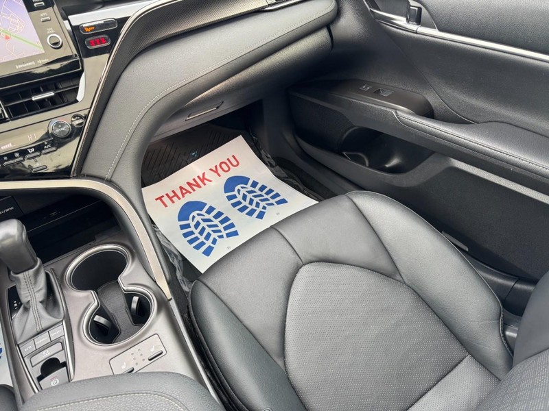 Toyota Camry Vehicle Full-screen Gallery Image 14